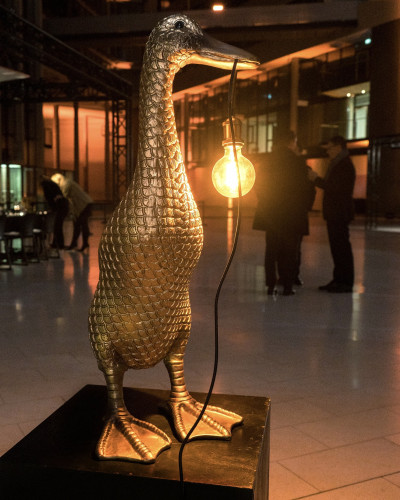 Goldene Lampe in Form einer Lampe