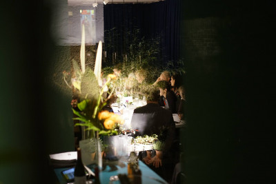 Blick durch die Schaufensterscheibe in die Räume von GOOSE Gourmet