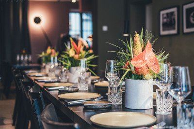 Gedeckte Tafel mit Blumendekoration