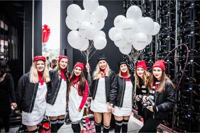 Gruppe Mädchen in Sephora Merch