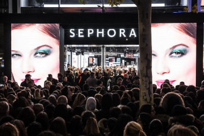 Große Menschenmenge vor dem Sephora Store
