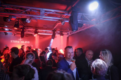 Eventraum im Stone Island Store mit vielen Gästen