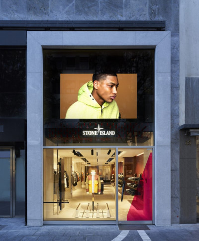 Eingang des Stone Island Stores in der Goethestraße Frankfurt