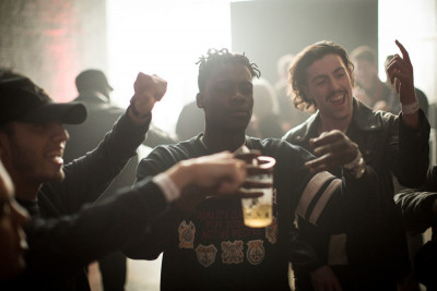 Feiernde Gäste beim Stone Island Event