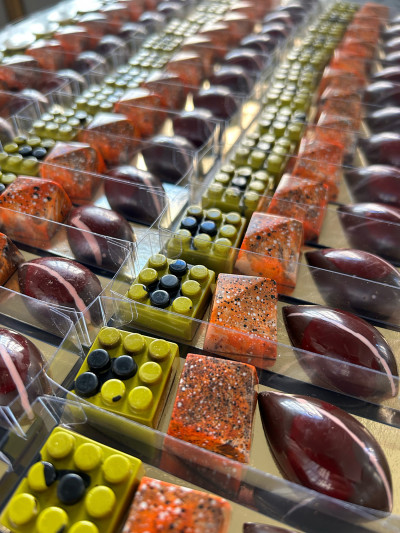 Besondere farbenfrohe Pralinen
