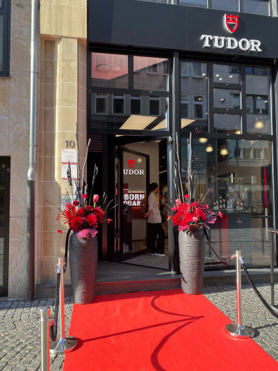 Red carpet in front of the entrance of the Tudor store