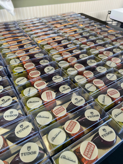 Viele verpackte Pralinen mit Tudor Branding