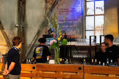 Servicepersonal hinter der Bar