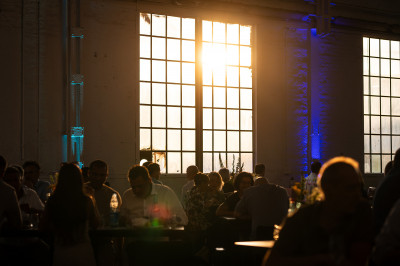 Sonnenlicht bricht durch die Fenster in den Raum